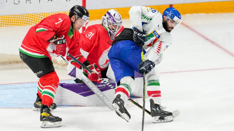 Ungārs Sombors Garats un itālis Džovanni Morīni Ungārijas izlases vārtu priekšā. Foto: Jari Pestelacci/Zumapress.com/Scanpix