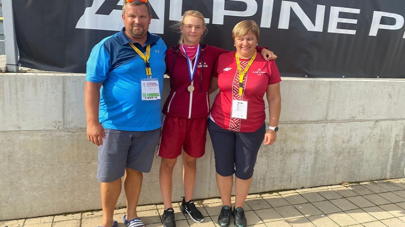 Melānija Čamane (pa vidu) ar saviem treneriem. Foto: Lelde Laure.