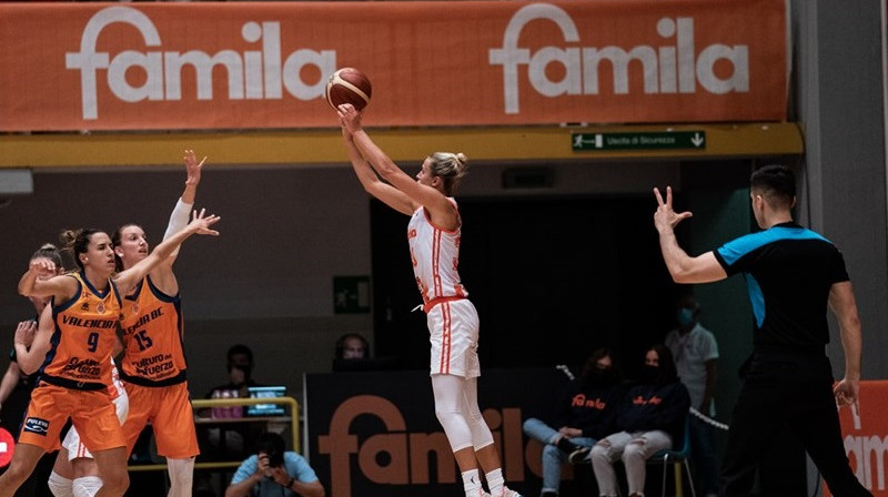 Kitija Laksa: 13 punkti uzvarā pār "Bourges Basket". Foto: FIBA