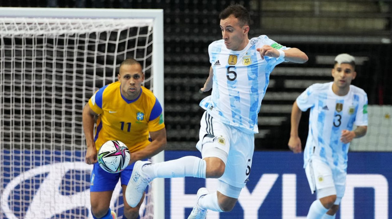 Argentīnas telpu futbola izlases spēlētājs Maksimiljano Reša ar bumbu. Foto: Selección Argentina