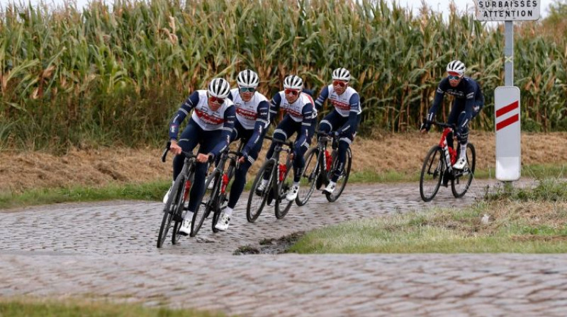 Emīls Liepiņš (otrais no labās). Foto: Trek - Segafredo komandas arhīvs