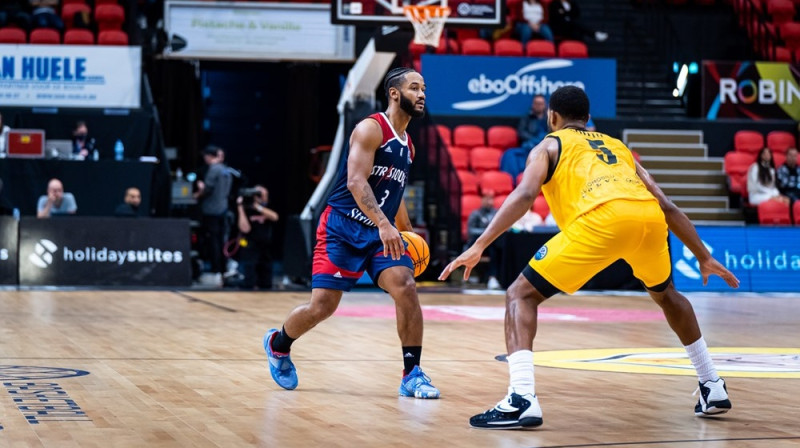 Džons Robersons ar bumbu. Foto: FIBA Champions league