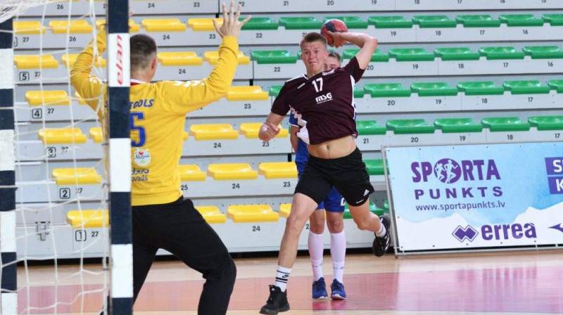 MSĢ handbolists Ralfs Brīvulis izdarot metienu. Foto: handball.lv