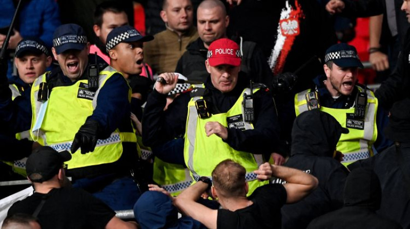 Nekārtības ungāru fanu sektorā. Foto: EPA/Scanpix