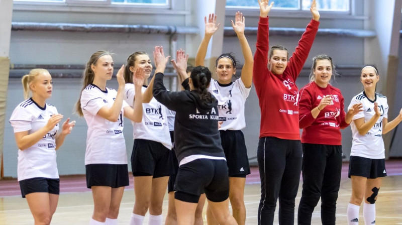 LSPA handbolistes. Foto: LSPA women handball team