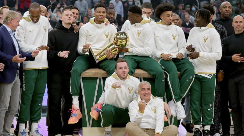 Milvoki "Bucks" pirms spēles saņēma savus čempionu gredzenus. Foto: AFP/Scanpix