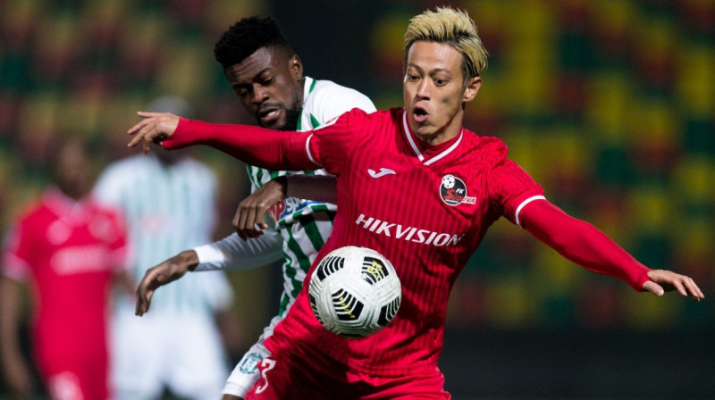 Marijampoles "Sūduva" pussargs Keisuke Honda ar bumbu spēlē pret Viļņas "Žalgiri". Foto: FK Vilniaus Žalgiris