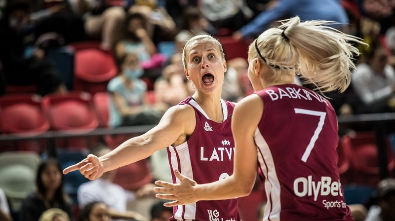 Kitija Laksa un Elīna Babkina Lāčplēša dienā Telavivā. Foto: FIBA