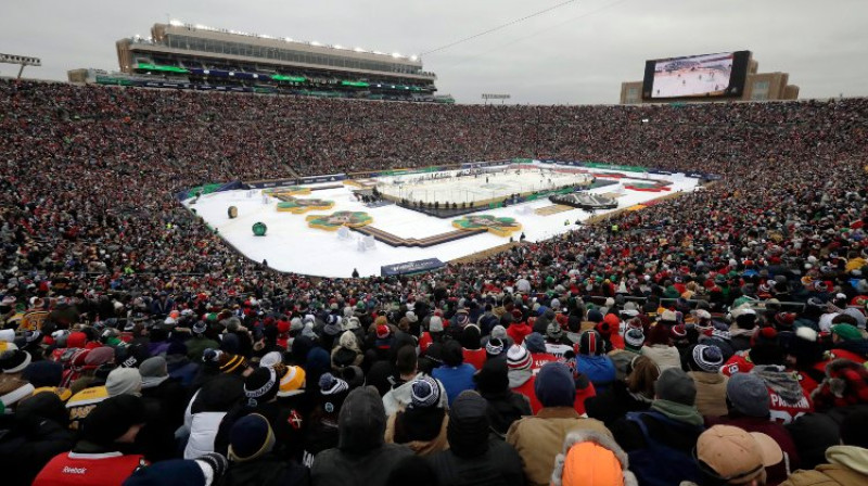 Spēle starp Bostonas "Bruins" un Čikāgas "Blackhawks" Notrdamas stadionā, 2019. gadā, Foto:AP/Scanpix