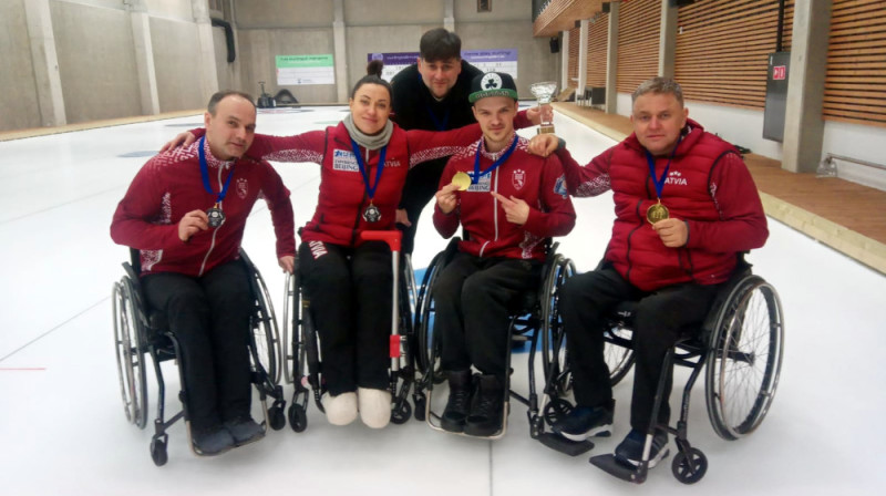 No kreisās: Agris Lasmans, Poļina Rožkova, Arnis Veidemanis, Sergejs Djačenko, Ojārs Briedis
Publicitātes foto