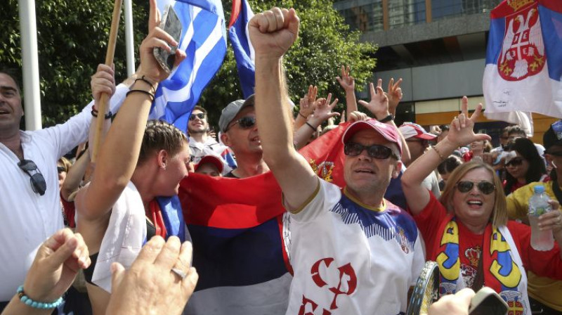Serbu fani Melburnā priecājas par tiesas lēmumu. Foto: AP/Scanpix