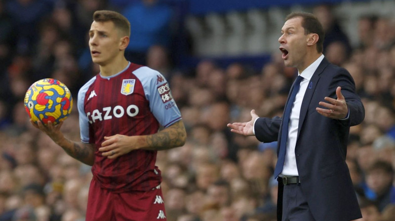 "Aston Villa" aizsargs Lukā Diņs un "Everton" galvenais treneris Dankans Fērgusons. Foto: Jason Cairnduff/Reuters/Scanpix