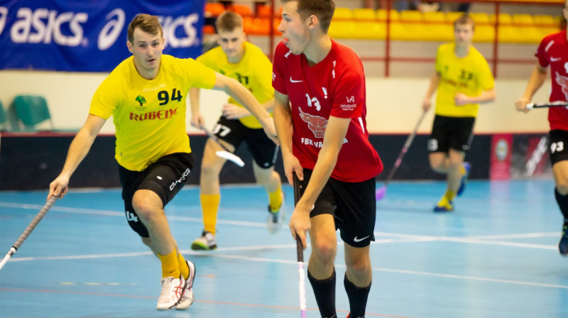 Juris Zilberts pret Lauri Alvi Stipro
Foto: Floorball.lv