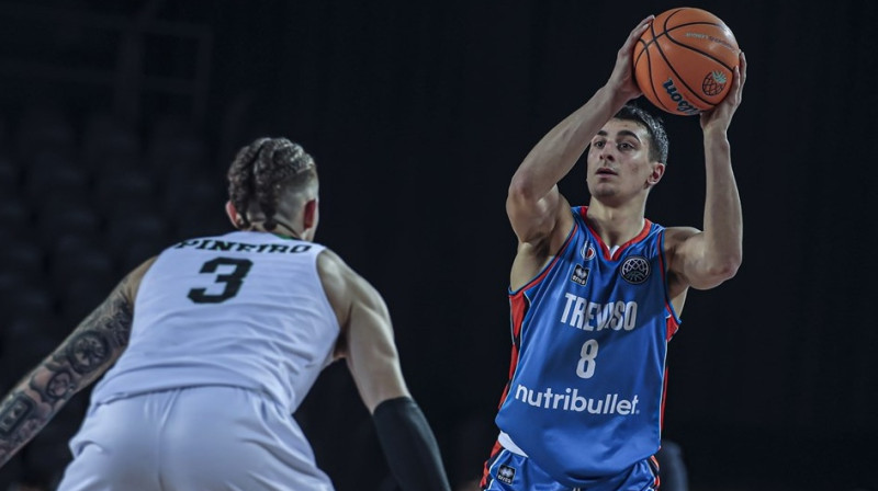 Džordāno Bortolāni ar bumbu pret Aizeju Pinjeiro. Foto: FIBA Champions League