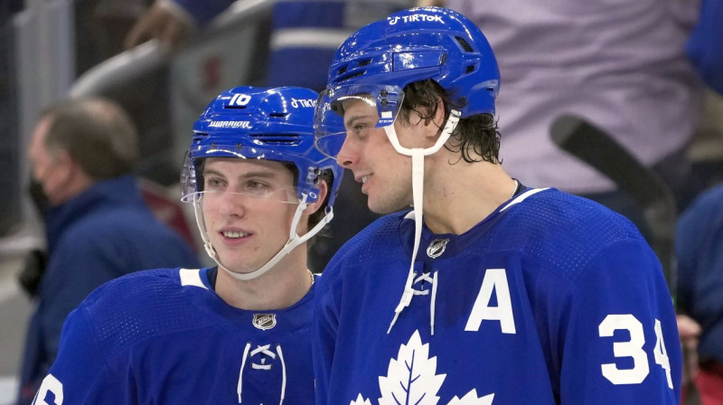 Toronto "Maple Leafs" uzbrucēji Mičs Mārners (Nr. 16) un Ostons Metjūzs (Nr. 34). Foto: Nathan Denette/Zumapress.com/Scanpix