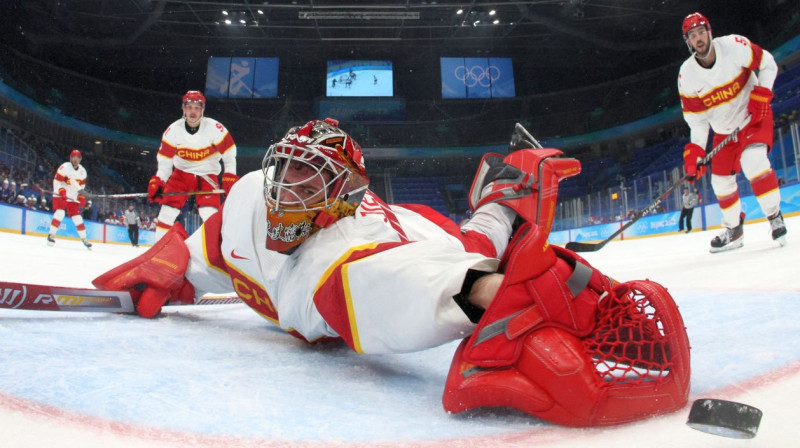 Ķīnas izlases vārtsargs Džeremijs Smits noskatās ripas ielidošanu vārtos. Foto: Bruce Bennett/Reuters/Scanpix