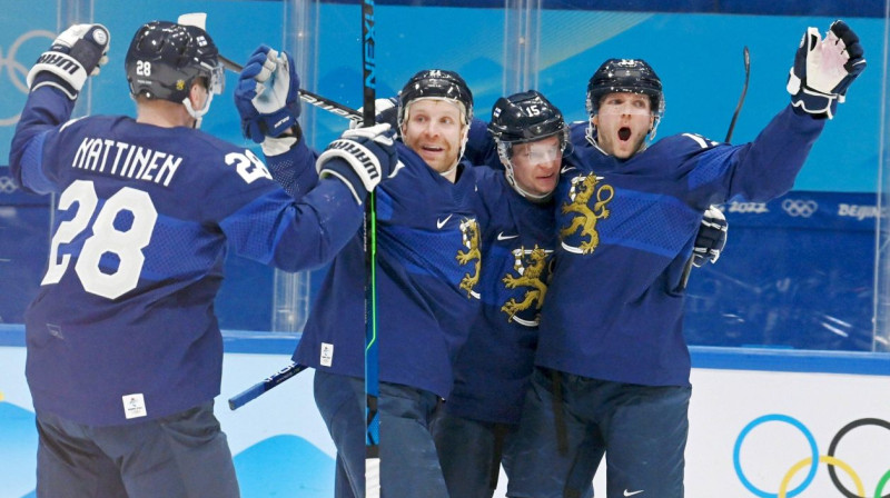 Somijas izlases hokejisti svin vārtu guvumu. Foto: imago images/Lehtikuva/Scanpix