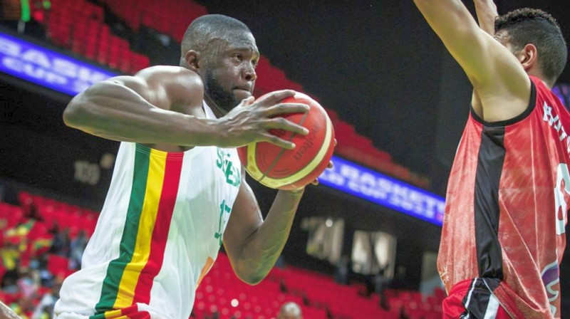 Senegālas izlases basketbolists Jusufa Ndojs ar bumbu. Foto: FIBA