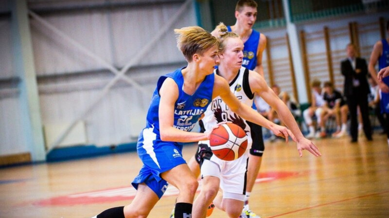 Kārlis Šenbergs ar bumbu. Foto: basket.lv/Latvijas Universitāte