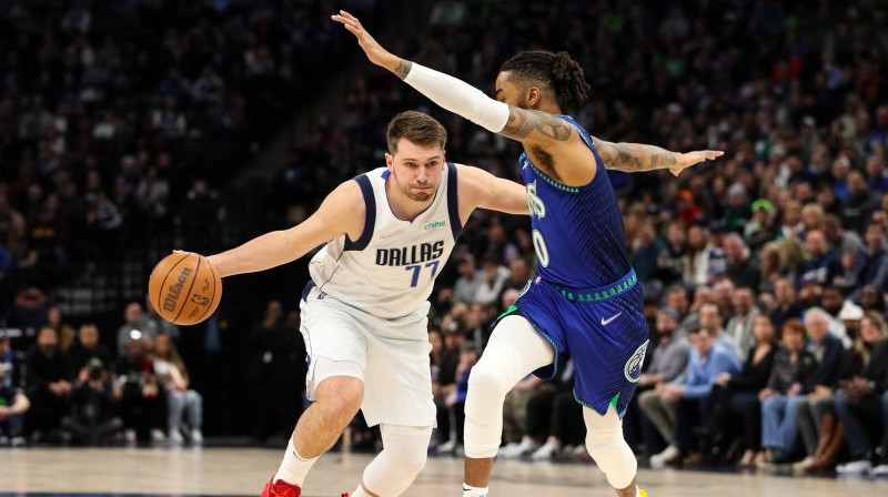 Luka Dončičs un Diandželo Rasels. Foto: USA Sports Today/Scanpix