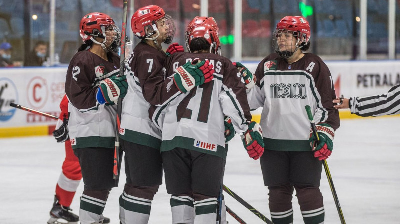 Meksikas izlases hokejistes svin vārtu guvumu. Foto: Michal Chwieduk/IIHF