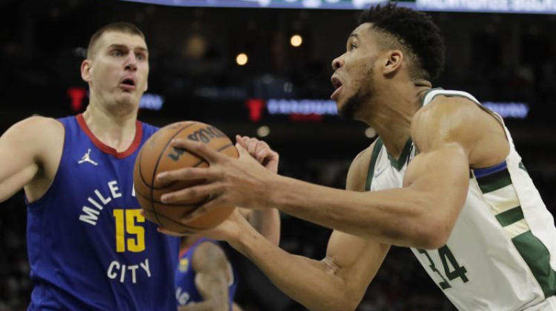 Nikola Jokičs un Jannis Adetokunbo. Foto: AP/Scanpix