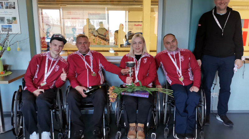 No kreisās:  Sergejs Djačenko, Ojārs Briedis, Ieva Melle, Agris Lasmans, Arnis Veidemanis 
Foto: Linda Mangale