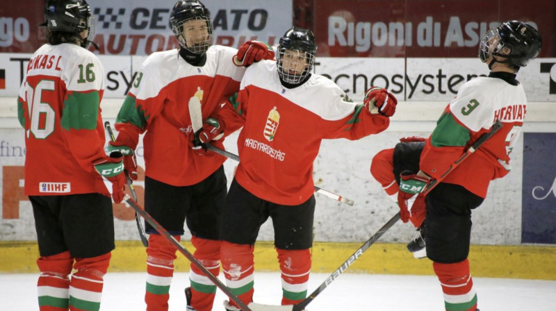 Ungārijas U18 izlases hokejisti svin vārtu guvumu. Foto: IIHF