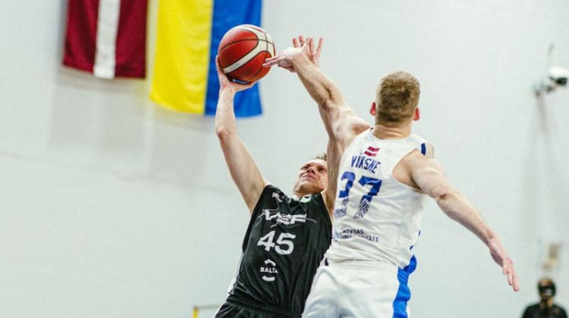 Dāvids Vīksne pret Vitāliju Zotovu. Foto: basket.lv