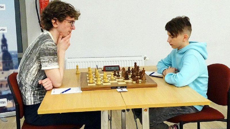 Artis Alainis (no kreisās) pirmajās piecās partijās uzvarēja visus savus pretiniekus. Foto: Latvijas šaha federācija.