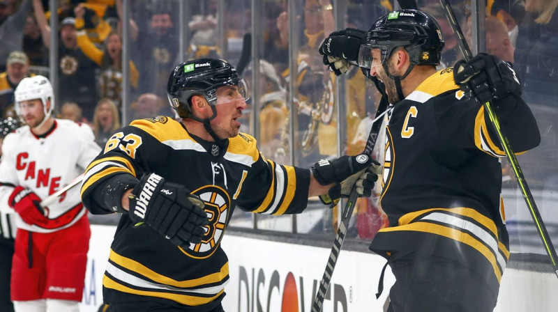 Bostonas "Bruins" uzbrucēji Breds Maršāns (no kreisās) un Patrīss Beržerons svin vārtu guvumu. Foto: Adam Glanzman/AFP/Scanpix