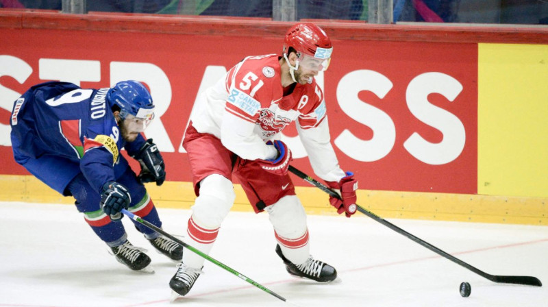 Dānijas izlases hokejists Franss Nīlsens ar ripu cīņā pret Itāliju. Foto: Martin Meissner/AP/Scanpix