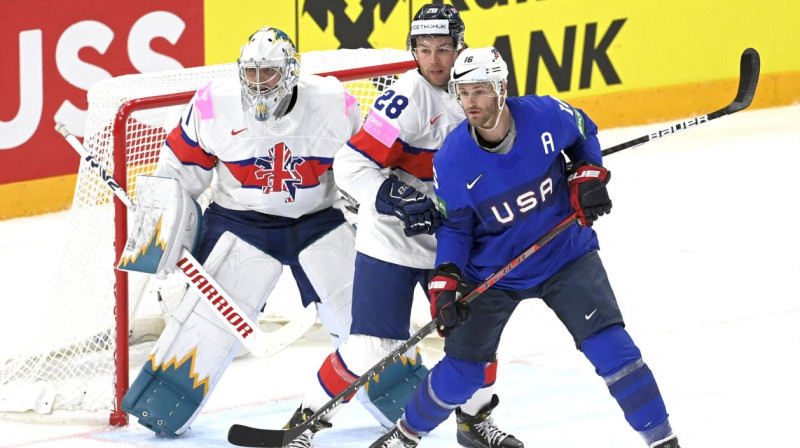 ASV izlases hokejists Ostins Vatsons cīņā Lielbritānijas vārtu priekšā. Foto: Heikki Saukkomaa/AFP/Scanpix