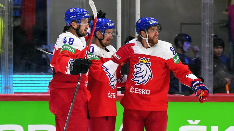 Čehijas izlases hokejisti (no kreisās) Tomāšs Hertls, Romāns Červenka un Dāvids Pastrņāks svin vārtu guvumu. Foto: Andrea Cardin/IIHF