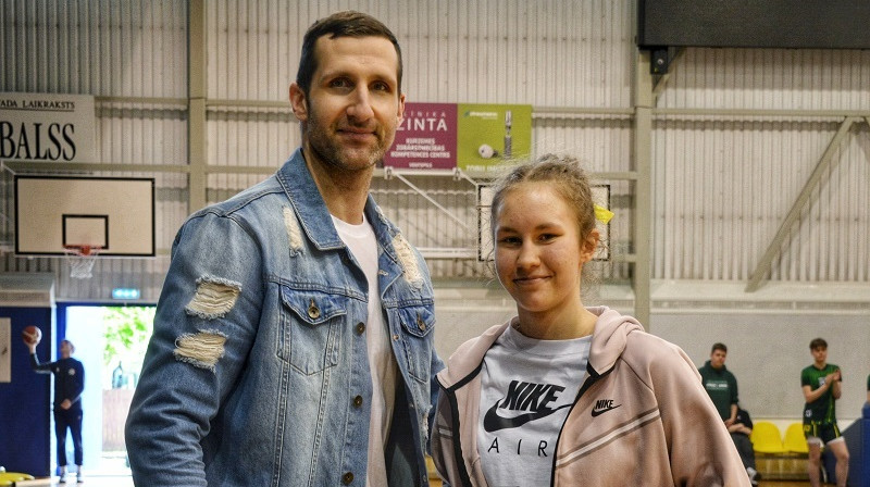 Ronalds Zaķis un U15 izlases kapteine Šarlote Šepte. Foto: LJBL