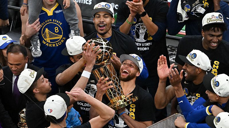 Goldensteitas "Warriors" saņem NBA trofeju. Foto: USA Sports Today/Scanpix