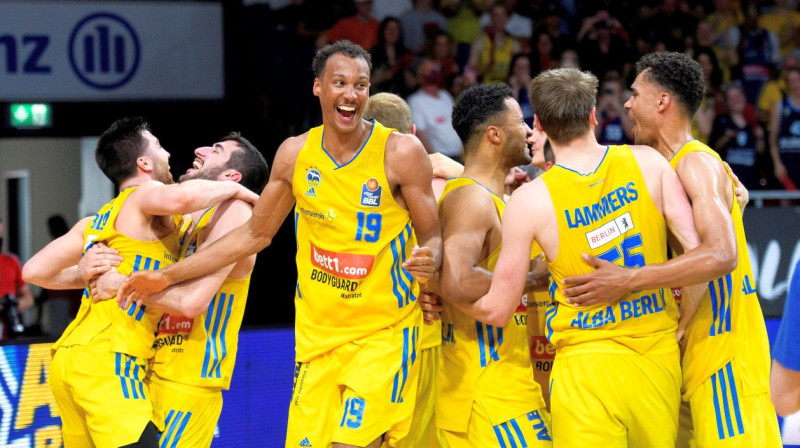 Berlīnes "Alba" basketbolisti svin triumfu Vācijas Bundeslīgā. Foto: Nordphoto/Imago Images/Scanpix