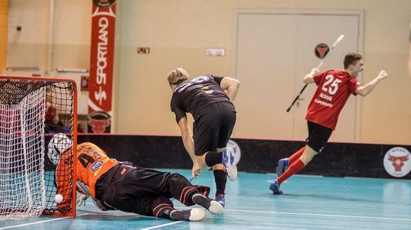 Ralfs Matīss Balodis (#25) pēc vārtu guvuma. Foto: LFS/floorball.lv