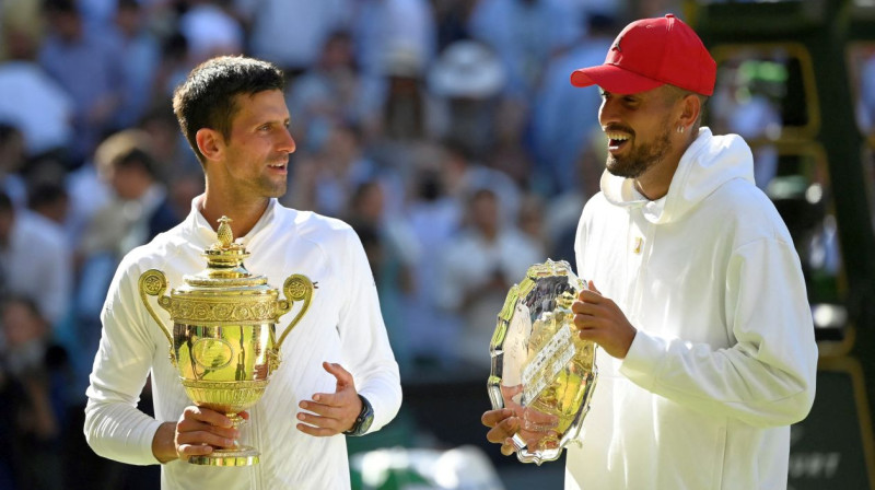 2022. gada Vimbldonas turnīra finālisti Novaks Džokovičs un Niks Kirjoss. Foto: Toby Melville/Reuters/Scanpix
