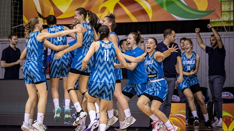 Slovēnijas U17 basketbolistes 2022. gada 9. jūlijā Debrecenā. Foto: FIBA