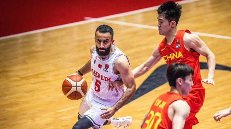 Bahreinas izlases basketbolists Husains Altavašs ar bumbu cīņā pret Ķīnas komandu. Foto: FIBA