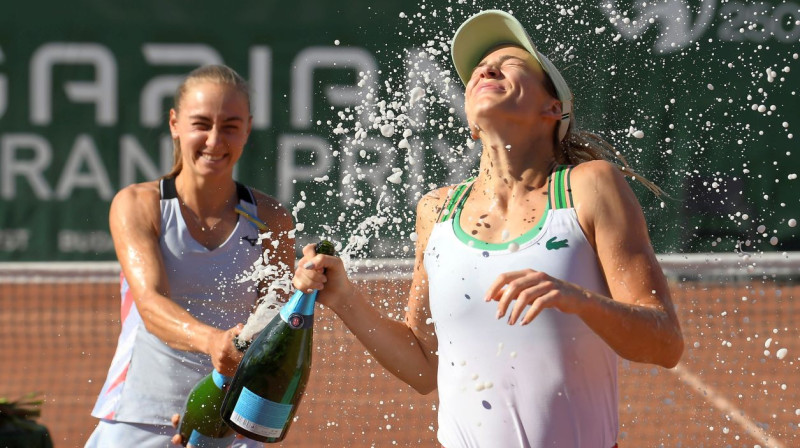 Aleksandra Kruniča un Bernarda Pera (pa labi) Budapeštas turnīra apbalvošanas ceremonijā. Foto: Tamas Kovacs/AP/Scanpix