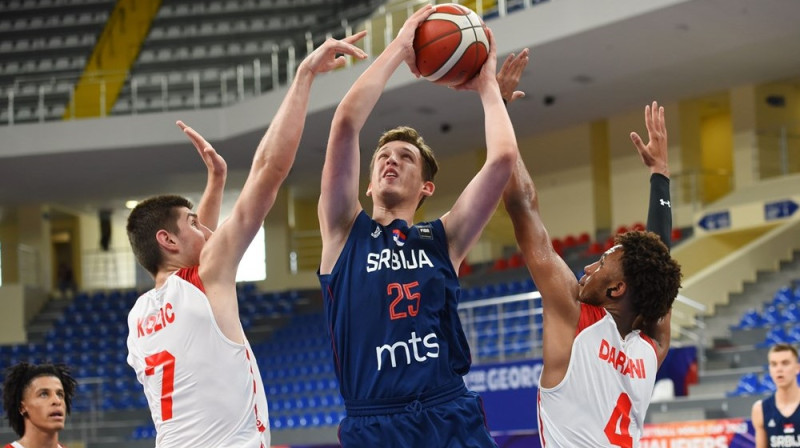 Serbijas U20 izlases basketbolists Vojins Medarevičs uzbrukumā. Foto: FIBA