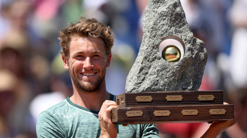 Norvēģijas tenisists Kaspers Rūds ar Gštādes "Swiss Open" trofeju. Foto: Anthony Anex/AP/Scanpix