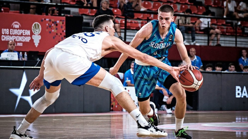 Slovēnijas U18 izlases basketbolists Jans Zemļičs ar bumbu. Foto: FIBA