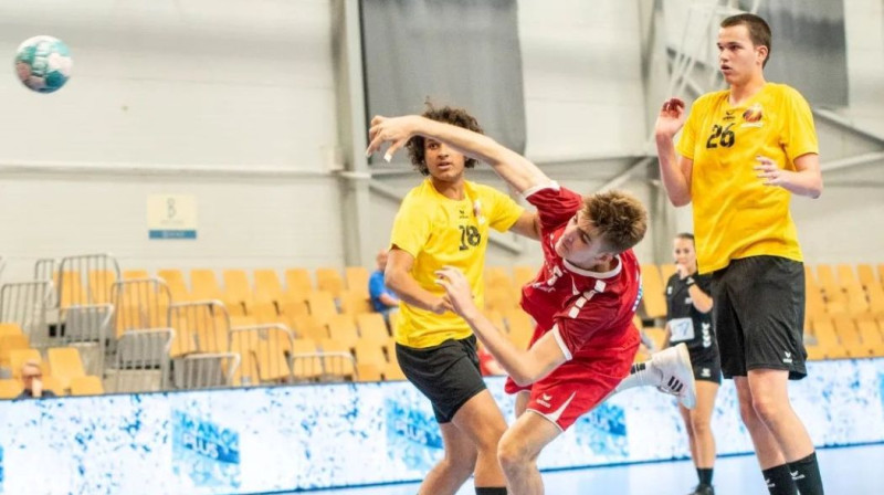 Šveices U18 izlases handbolists izdarot metienu pa Beļģijas valstsvienības vārtiem. Foto: Latvijas Handbola federācija