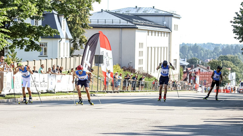 Spraigais finišs V16 grupā. R.Raudziņš (otrais no kreisās) tomēr apsteidz B.Bilanu (pirmais no kreisās). Foto: A.Veckalniņš.