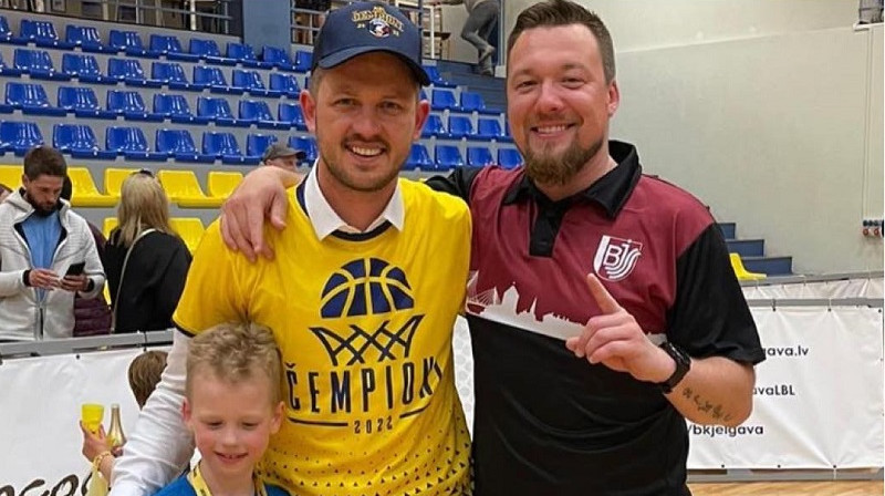 Gatis Justovičs un Jānis Tiltiņš 2022. gada 10. maijā pēc Jelgavas triumfa Nacionālajā basketbola līgā. Foto: Facebook