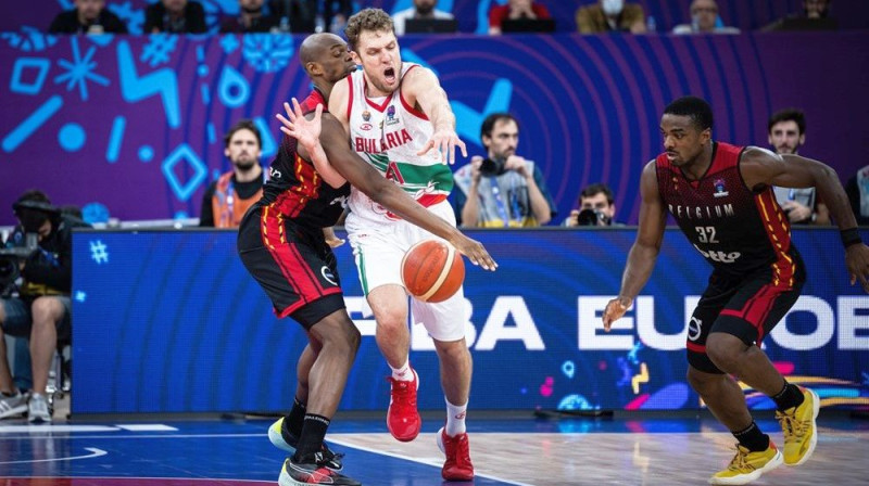 Bulgārs Aleksandars Vezenkovs cīņā pret Beļģijas izlasi. Foto: FIBA