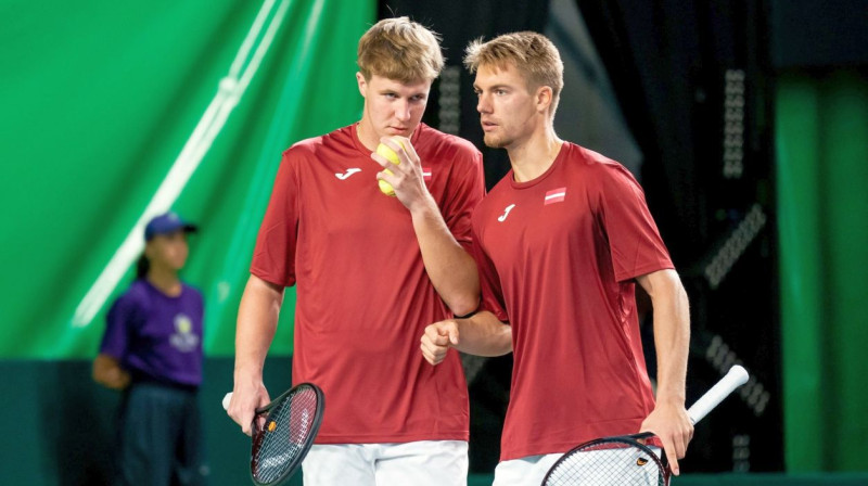 Latvijas komandas tenisisti Kārlis Ozoliņš un Roberts Štrombahs. Foto: Kaspars Volonts/LTS